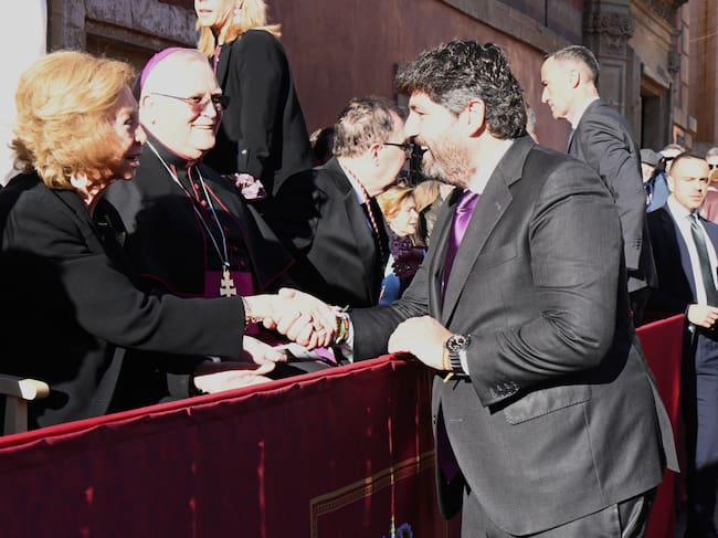 Fernando López Miras saluda la reina emérita Doña Sofía instantes antes de la procesión de los Salzillos en Murcia