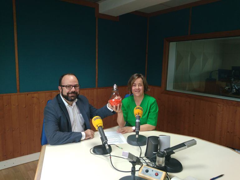 Juan Pastor Bustamante y Violeta González Bermúdez en los estudios de la Cadena SER en Cantabria.