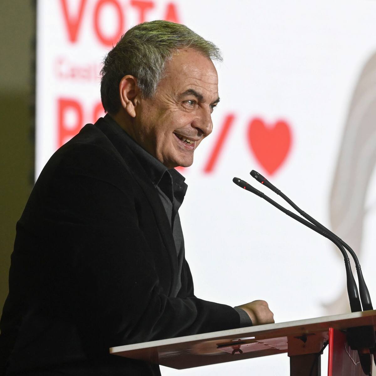 Zapatero afirma sentirse "orgulloso" de Sánchez porque "hay que ser valiente" para decirle a Trump que manda España