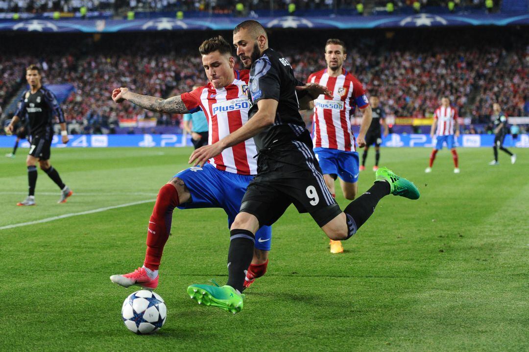 Benzema maneja el balón, en los instantes previos al genial regate para marcharse de tres