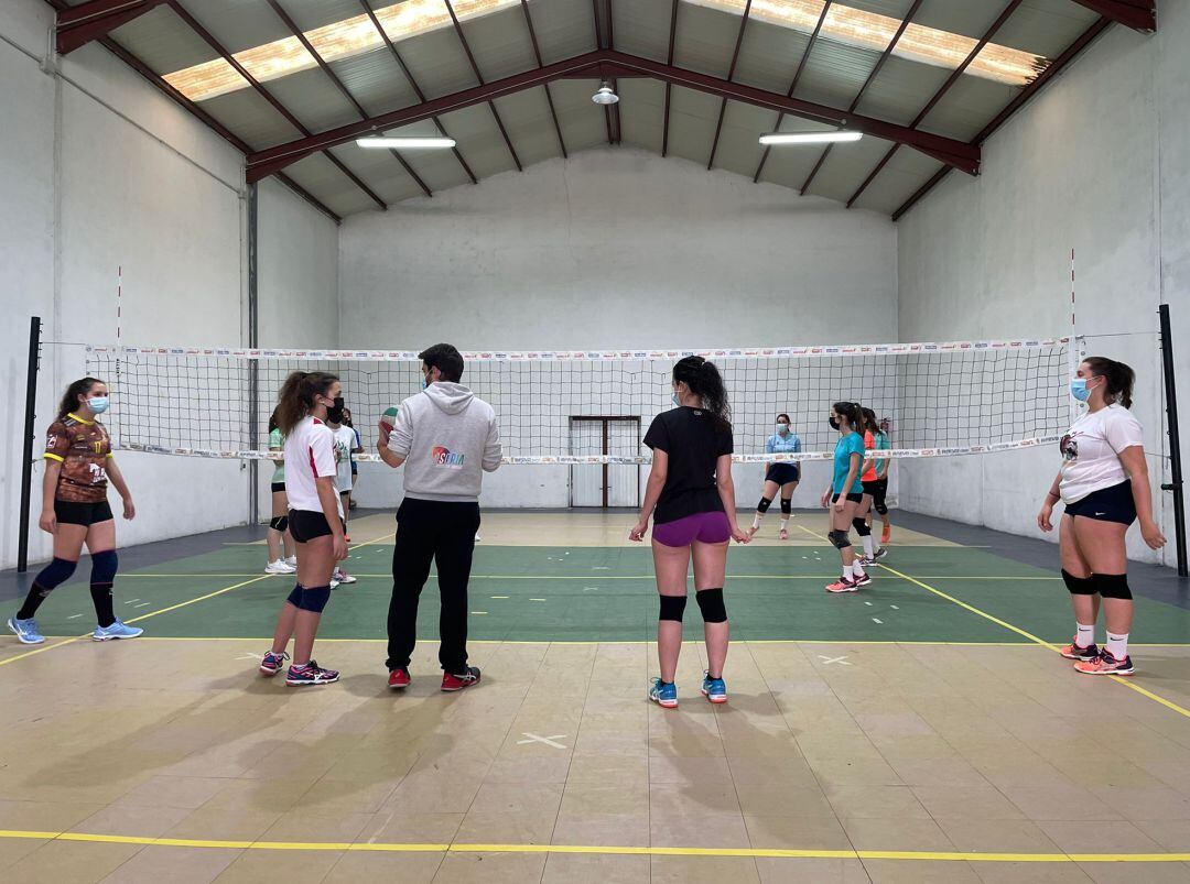 Un entrenamiento del equipo femenino, con Elías Terés.