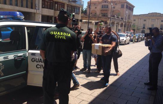 La Guàrdia Civil s'ha endut caixes amb documentació.