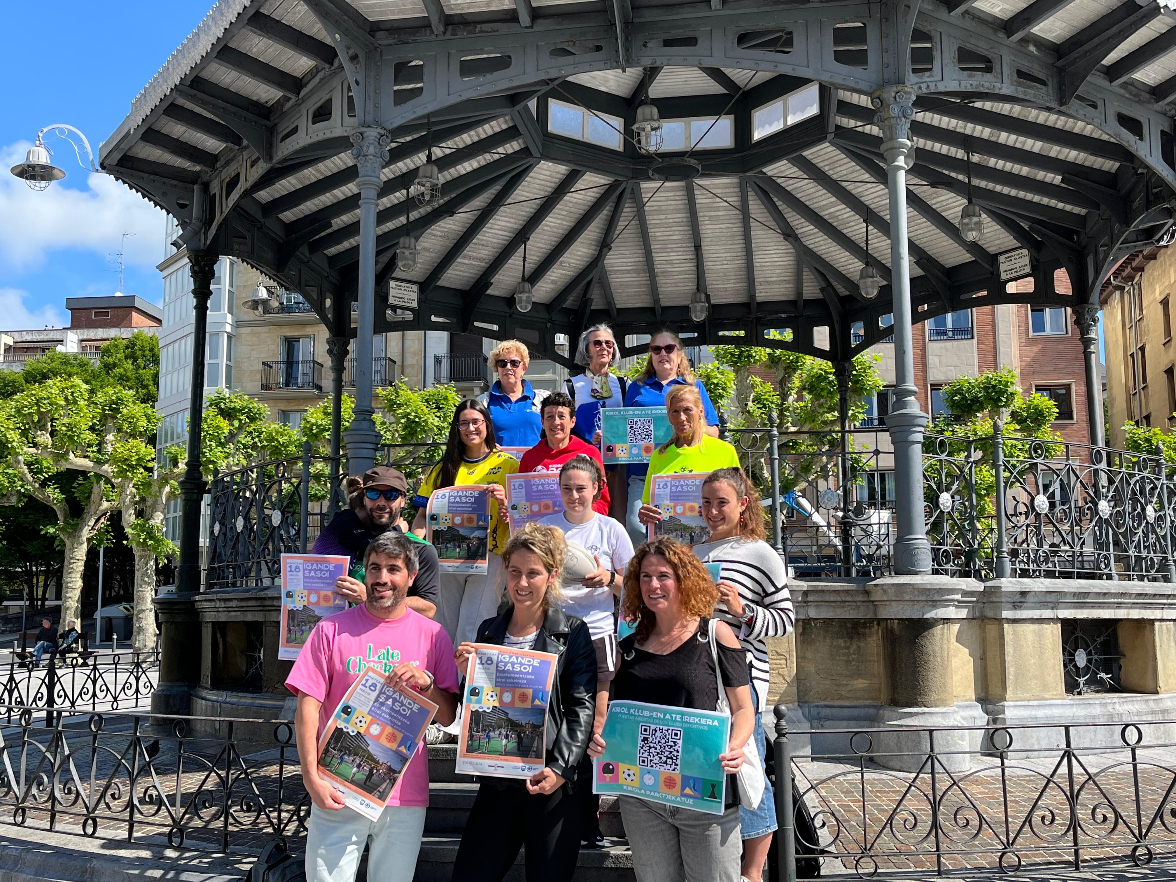 El delegado de Deportes Borja Olazabal junto a las representantes de diferentes clubes deportivos de Irun.