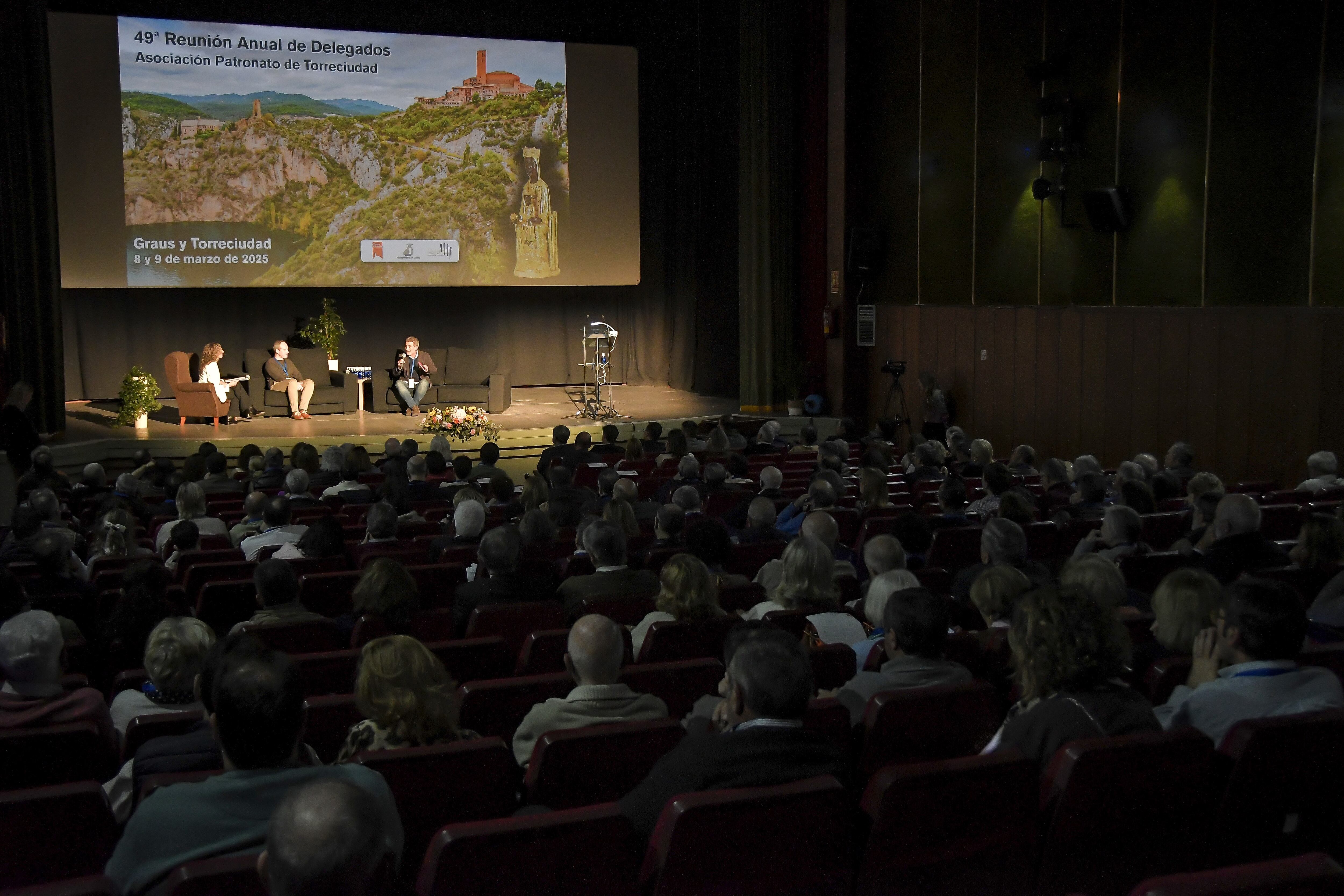 Elena Fortuño moderó la mesa en la que participaron José Manuel Betato y José Luis López Castillo