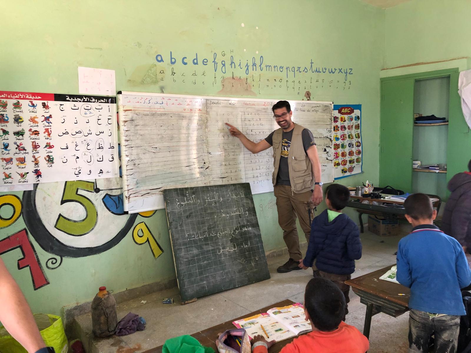 Marco Antonio Cabrera Márquez y Raúl Pascual Campanario en una de las escuelas de Marruecos