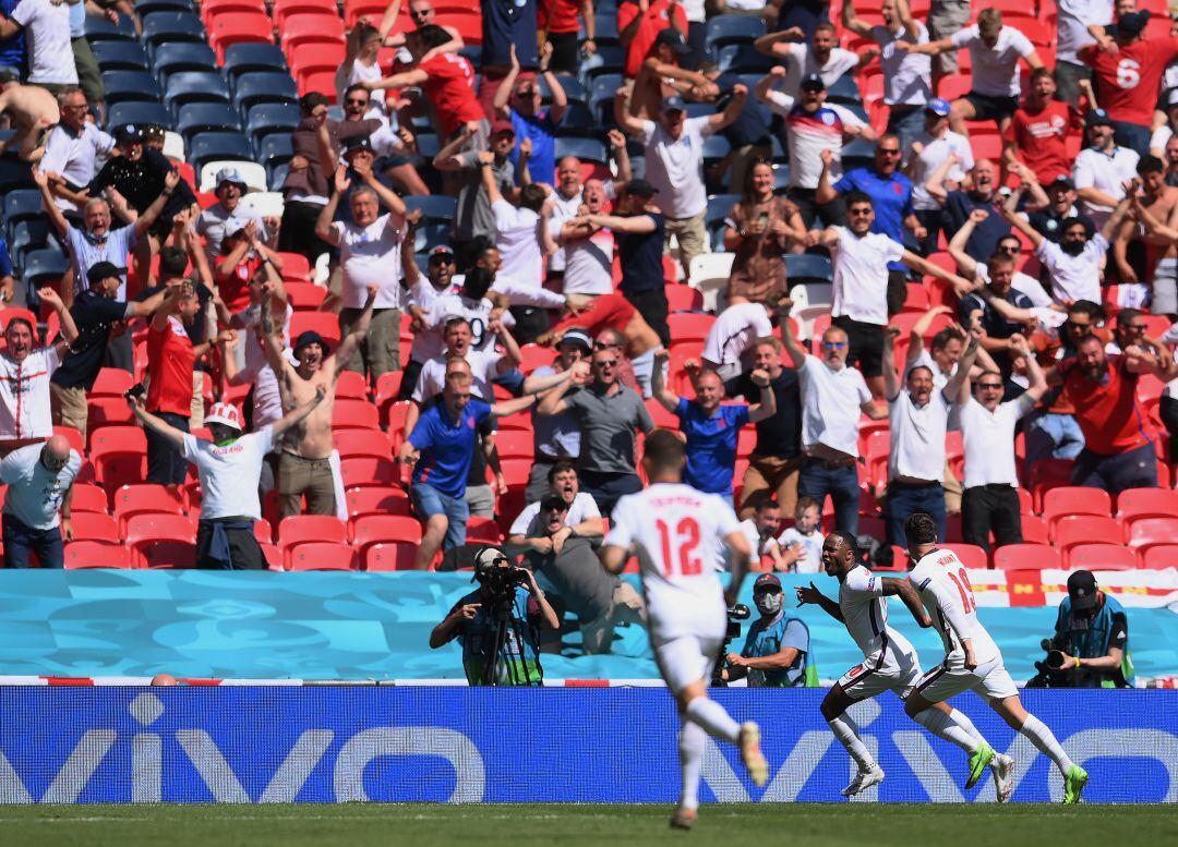 La celebración del gol de Sterling