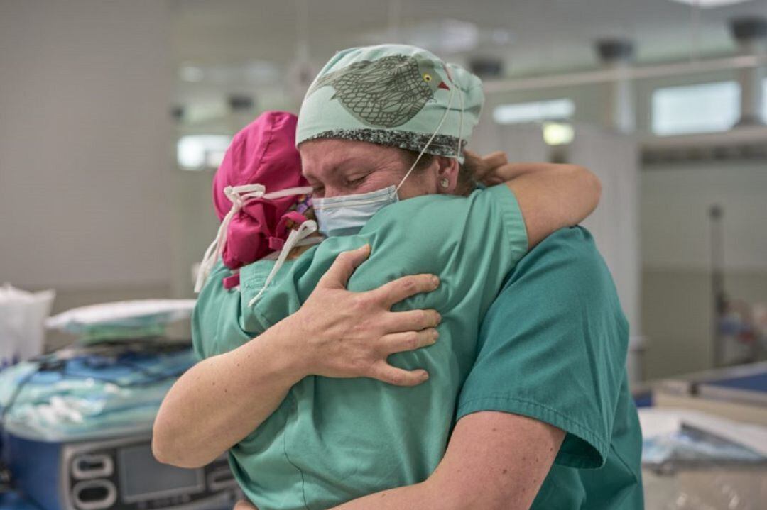 Sanitarias consolándose