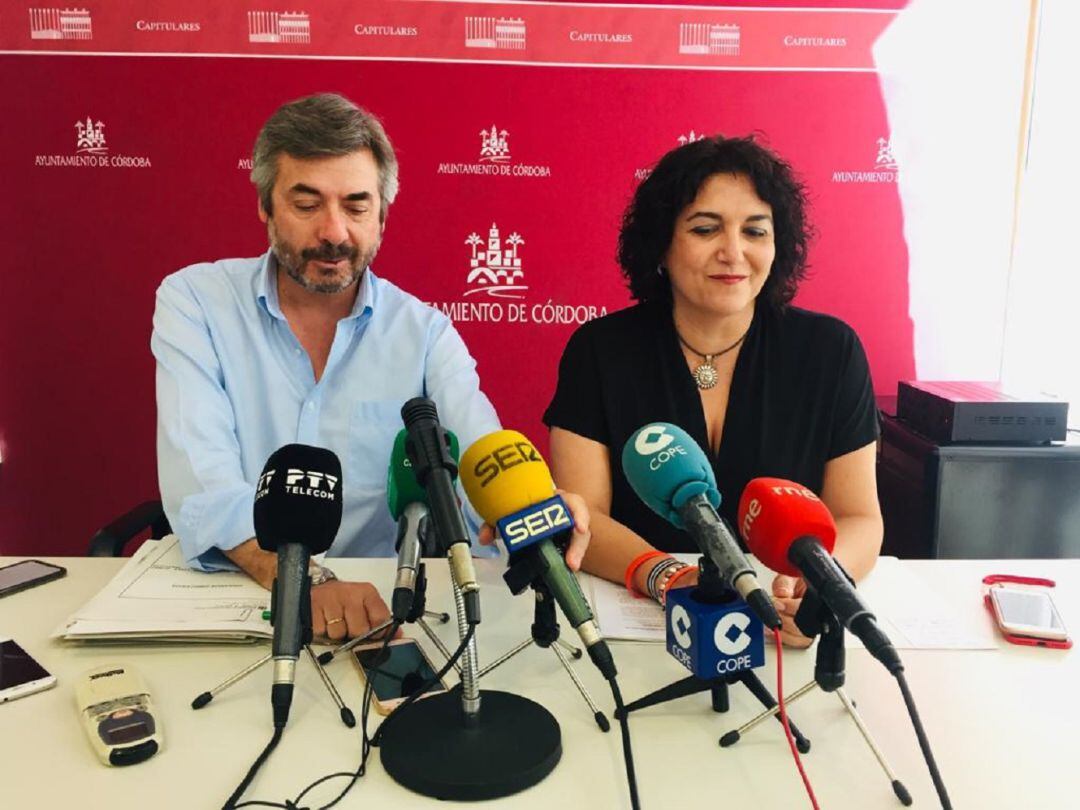 El portavoz municipal, Miguel Ángel Torrico (PP), junto a la delegada de Asuntos Sociales del ayuntamiento, Eva Timoteo (Cs)