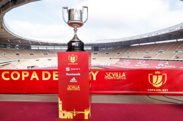 Vista del trofeo durante el sorteo la primera eliminatoria de la Copa del Rey 2020-21, este lunes en el estadio de la Cartuja