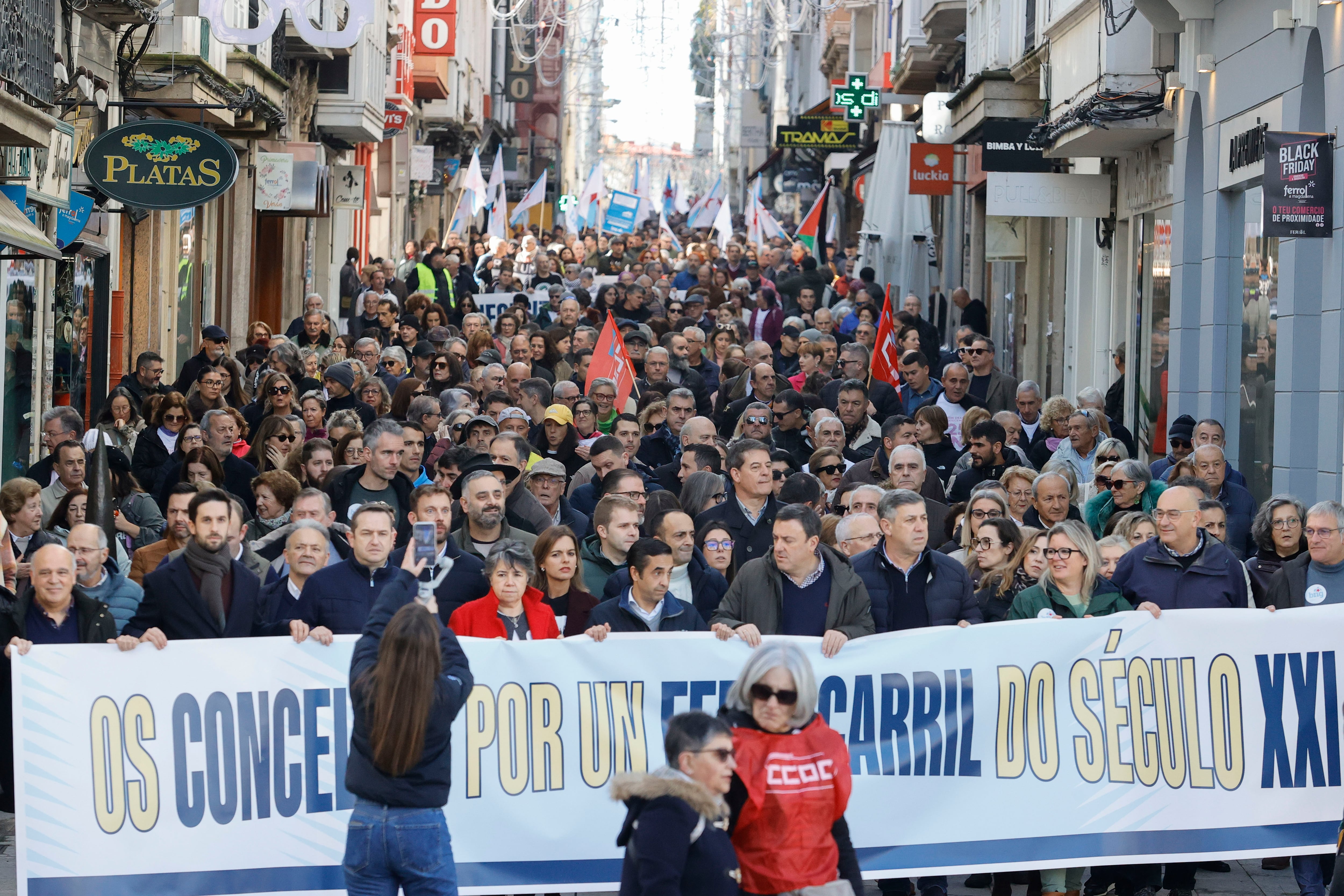 Imagen de la multitudinaria manifestación comarcal para pedir la modernización de la conexión por tren, convocada por el Foro Cidadán polo Ferrocarril y apoyada por todos los partidos políticos, sindicatos y tejido social y empresarial de Ferrolterra, el pasado 30 de noviembre en Ferrol (foto: Kiko Delgado / EFE)
