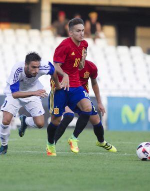 El jugador de la selección española de fútbol Sub-21 Denis Suárez ,disputa un balón con el jugador Alessandro D´Addario de San Marino