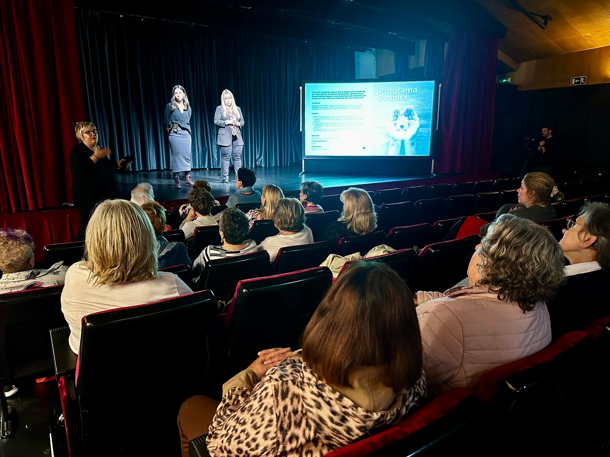La consellera d'Afers Socials, Gent Gran i de Recursos Humans, Sílvia Ramond, durant la xerrada informativa per donar a conèixer aquest programa