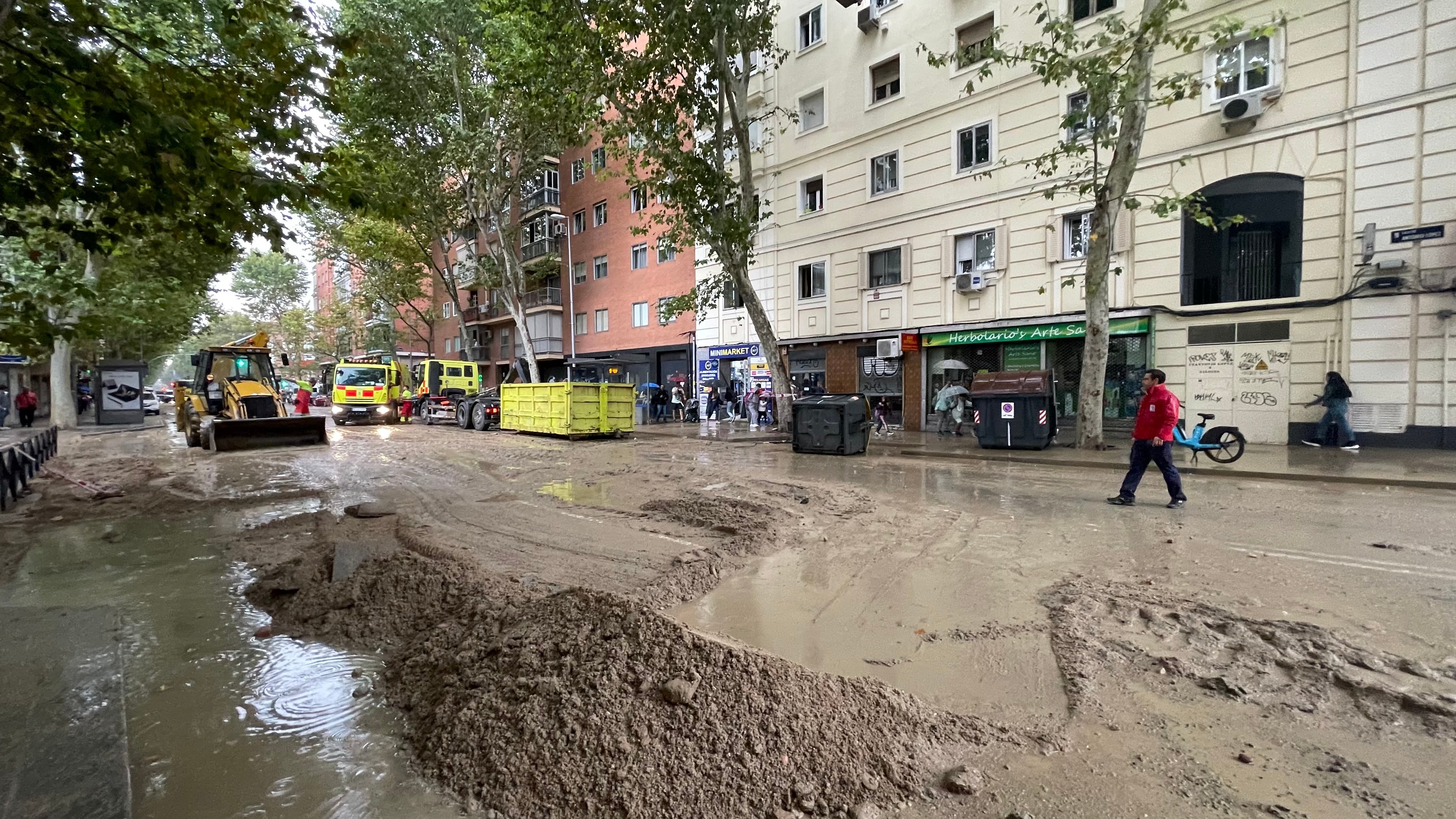 La rotura ha provocado una importante salida de agua y arrastre de tierras en la zona debido al tamaño de la tubería. EFE/Ana Bornay