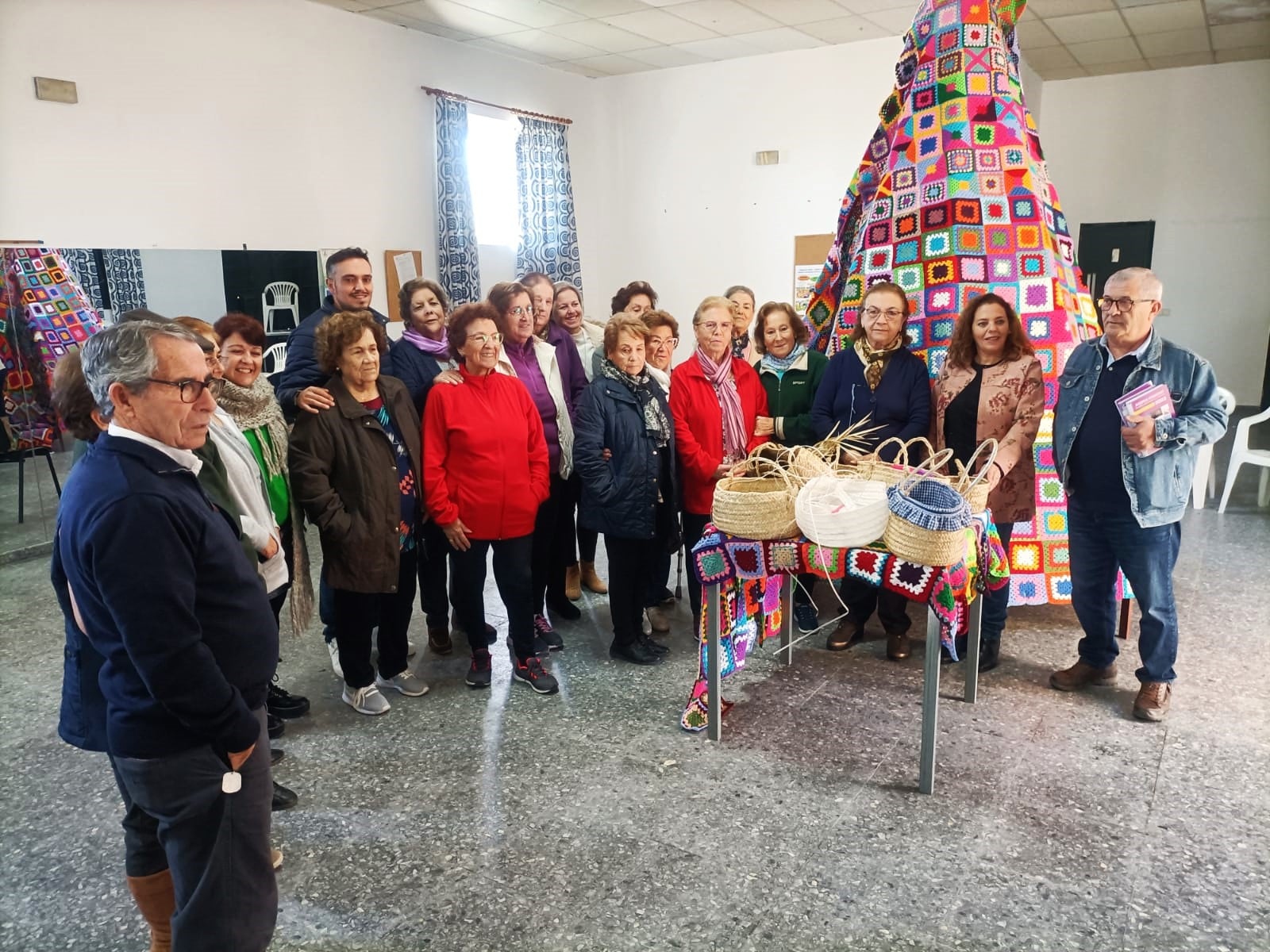 El delegado de Medio Rural, Jesús Alba, junto a la coordinadora general de Cáritas Asidonia Jerez, Milagros Díaz, en su visita al taller / Ayuntamiento de Jerez