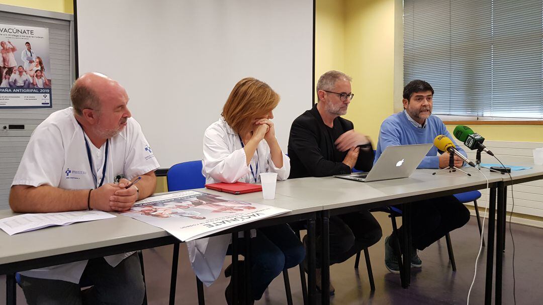 Presentación de la campaña antigripal, este lunes, en el Centro de Salud de El Llano (Gijón). 