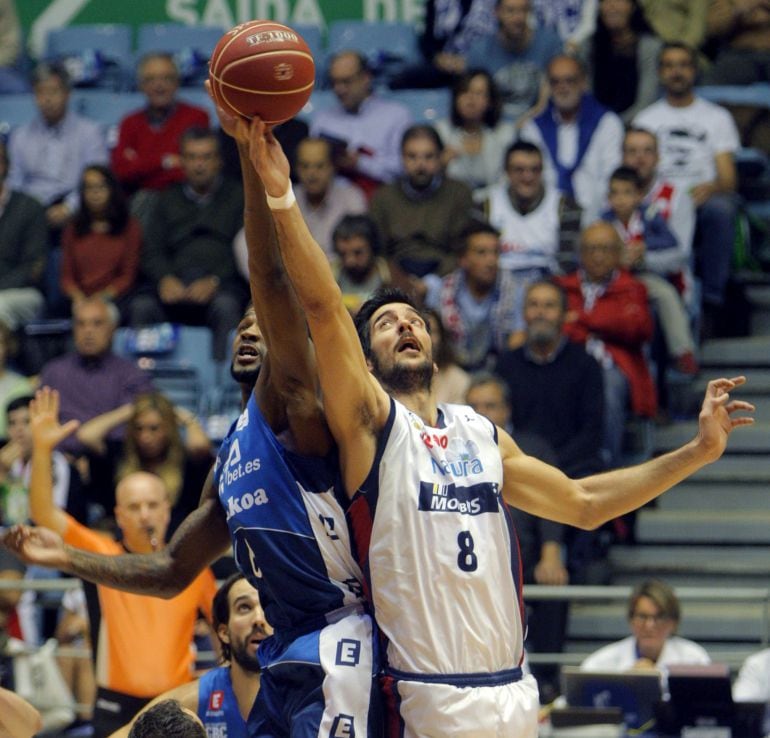 GRA388. SANTIAGO DE COMPOSTELA, 07/11/2015.- El pivot del Rio Natura Juanjo Triguero (d) y el pivot estadounidense del Retabet.es GBC Landon Milbourne durante el salto inicial del partido de la quinta jornada de la liga ACB que se disputa en el Multiusos de Sar de Santiago de Compostela. EFE/ Xoán Rey.