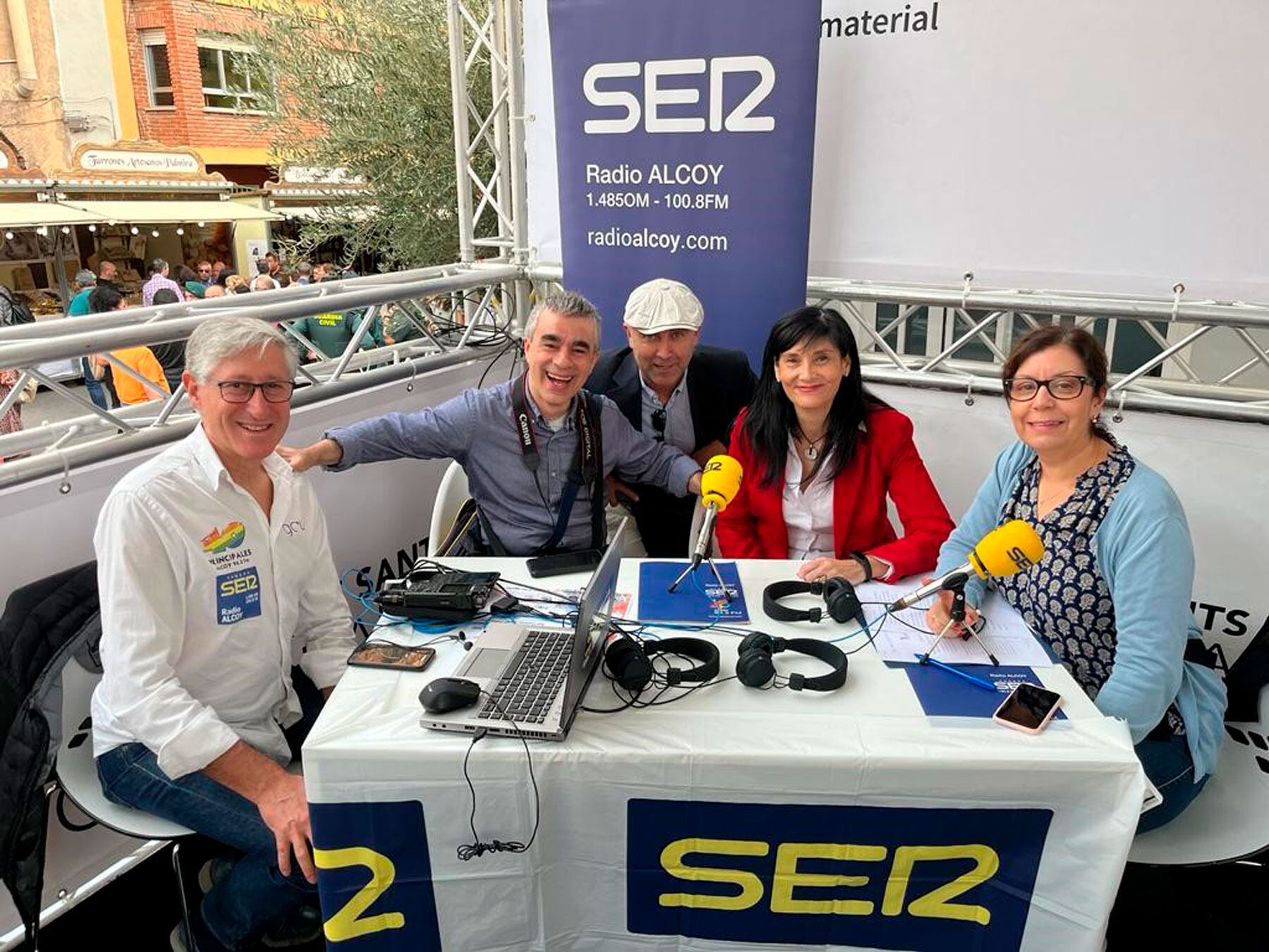 Gonzalo Belenguer, Paco Agulló, Enrique Moltó, Rosa Jornet y Lucía Gadea, en el estand de prensa de la Fira