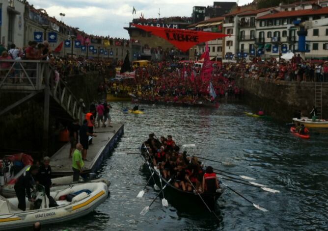 Hibaika espera para salir del agua mientras San Juan llega con la bandera a la rampa teñida de rosa.
