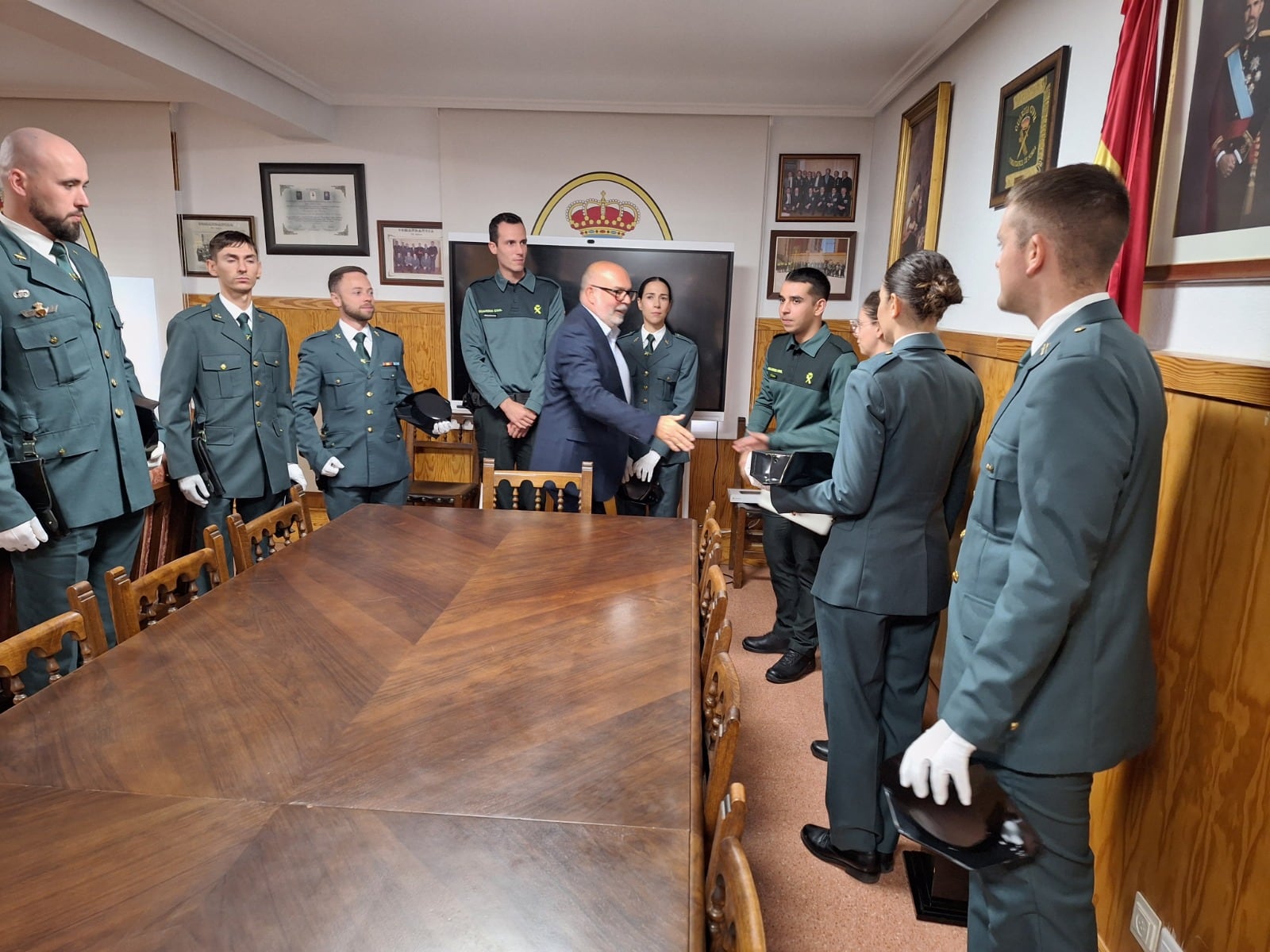 Miguel Latorre saluda a los 16 nuevos Guardias Civiles en prácticas.