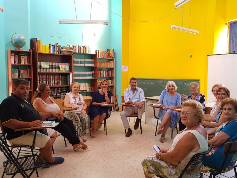 Juan pablo Arriaga y Teófila Martínez reunidos con colectivos sociales de La Línea