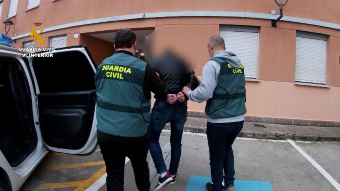 Momento de la detención del joven de 22 años acusado de los 45 delitos de abusos sexuales a menores