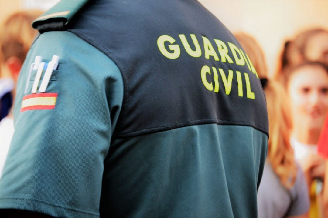 Agente de la Guardia Civil de espaldas