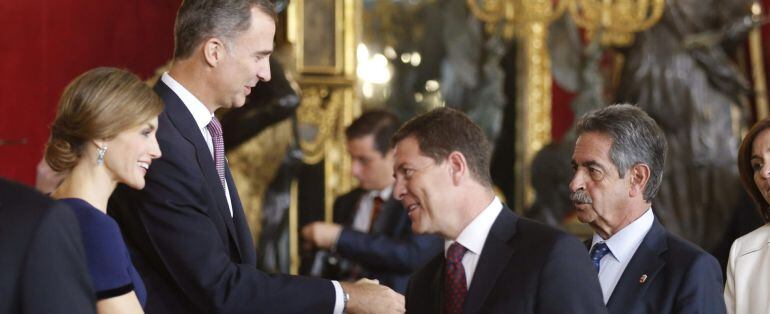 GRA197. MADRID, 12/10/2015.- Los Reyes Fel¡pe y Letizia saludan al presidente de astilla La Mancha, Emiliano García Page (2ºd), durante la recepción que han ofrecido hoy en el Palacio Real a los representantes de las principales instituciones.- EFE/Angel Díaz