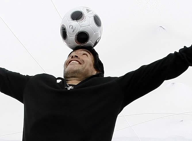 Maradona juega con una pelota en el Festival de Cannes