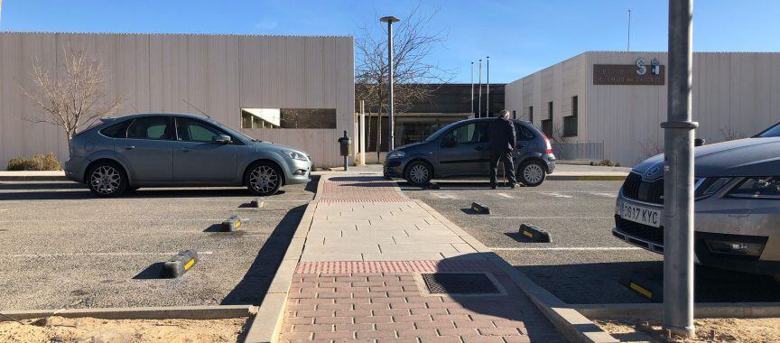 topes de goma instalados en la calzada