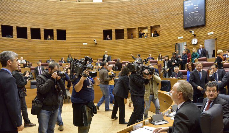 El presidente  ante los medios de comunicación antes de someterse a la sesión de control, la penúltima antes de que se disuelva la cámara por la convocatoria de elecciones