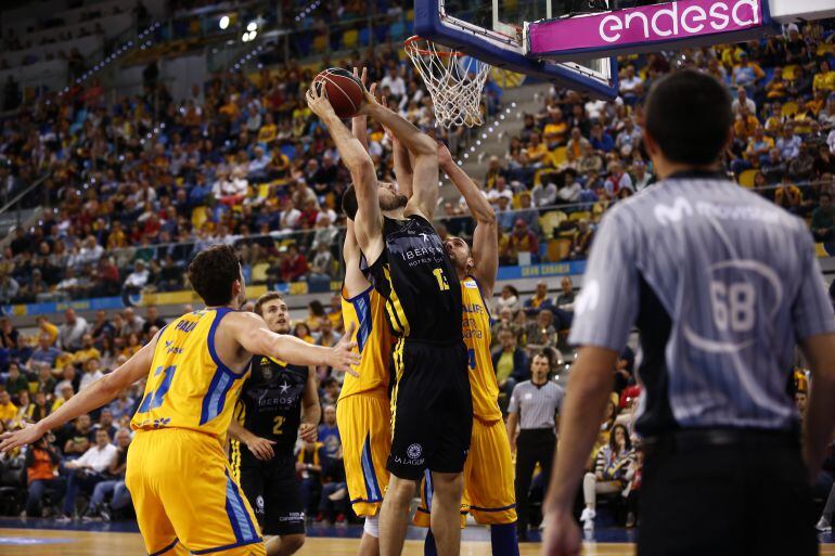 Tobey intenta anotar ante la defensa de dos jugadores grancanarios
