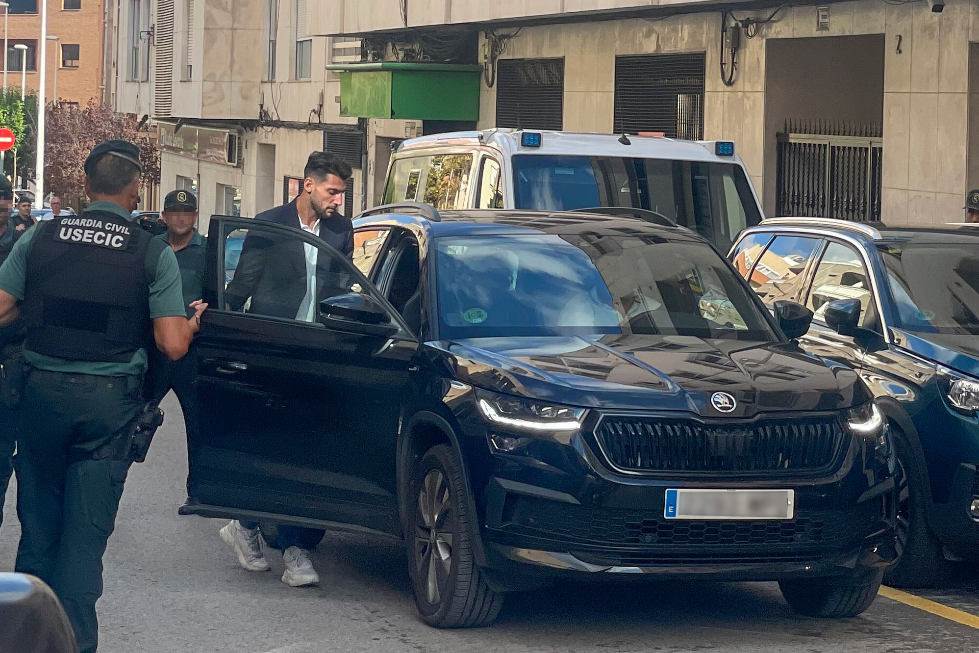 El futbolista Rafa Mir, que juega en el Valencia cedido por el Sevilla, es puesto en libertad tras haber pasado a mediodía a disposición judicial por una denuncia por agresión sexual, junto al también futbolista Pablo Jara, del Alcantarilla. EFE/ Raquel Segura