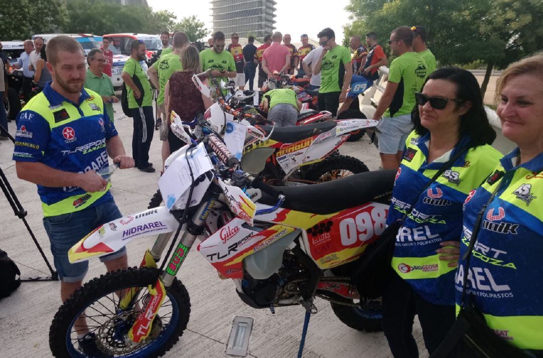 Los pilotos aragoneses de la Baja Aragón 2019 durante su presentación en Zaragoza