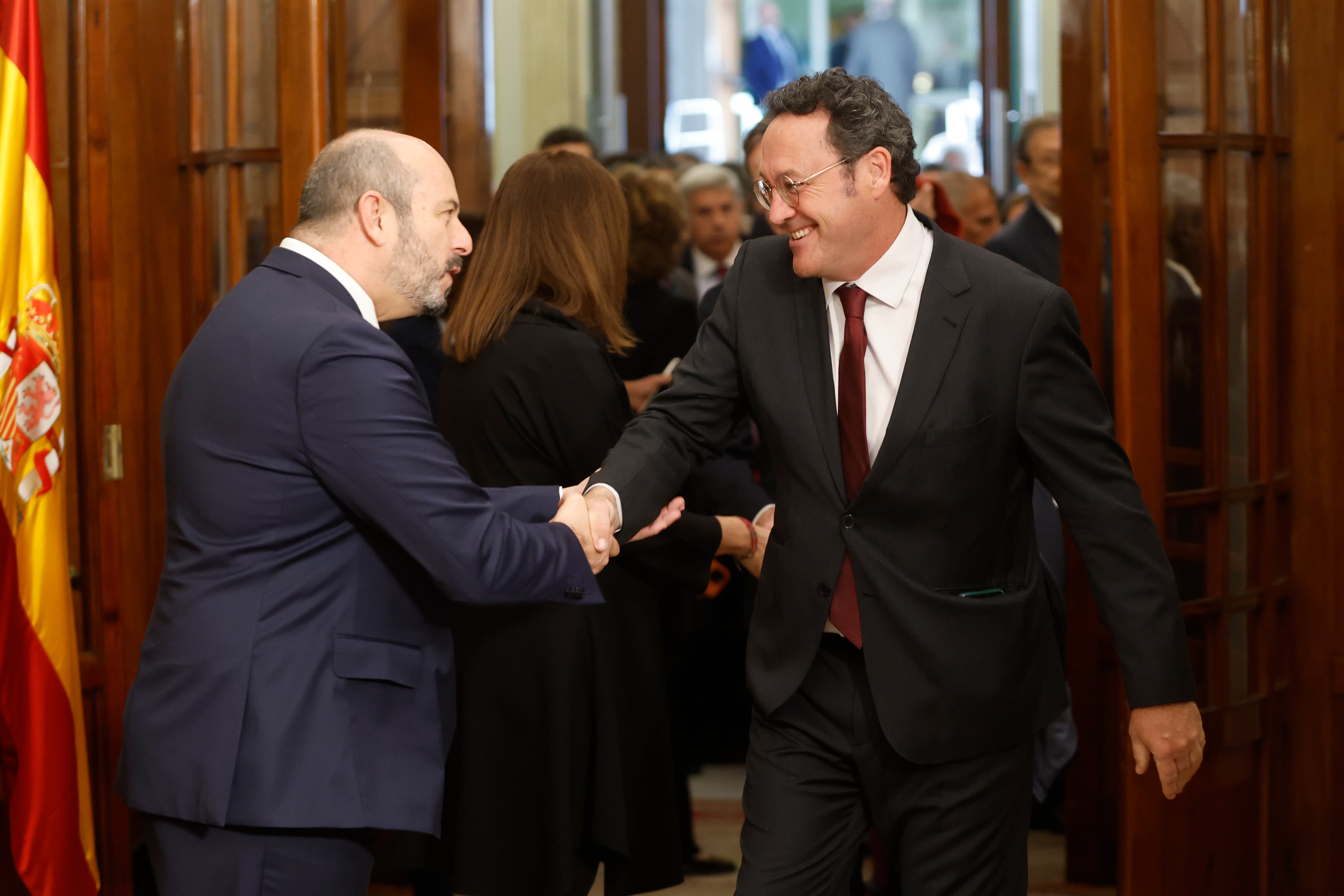 El fiscal general del Estado, Álvaro García Ortiz (d) saluda al presidente del Senado, Pedro Rollán (i) durante el acto por el Día de la Constitución celebrado este miércoles en el Congreso de los Diputados. EFE/Mariscal