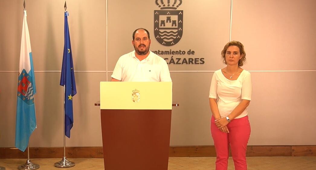 El alcalde de Los Alcázares, Mario Pérez Cervera, y la concejal de educación, Josefa Lájara