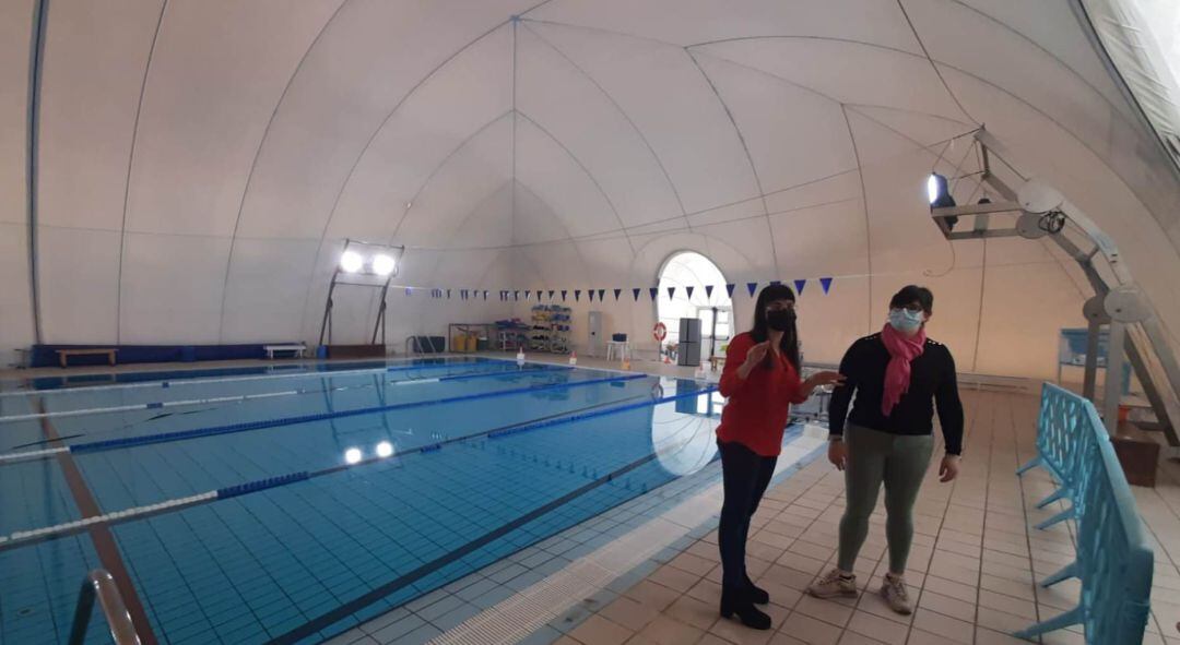 Lucía Arranz y Raquel Gilsanz en las instalaciones de la piscina climatizada