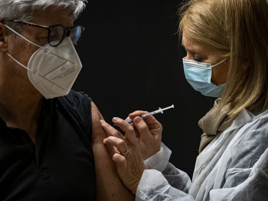 Un ciudadano recibiendo la vacuna contra el coronavirus. 