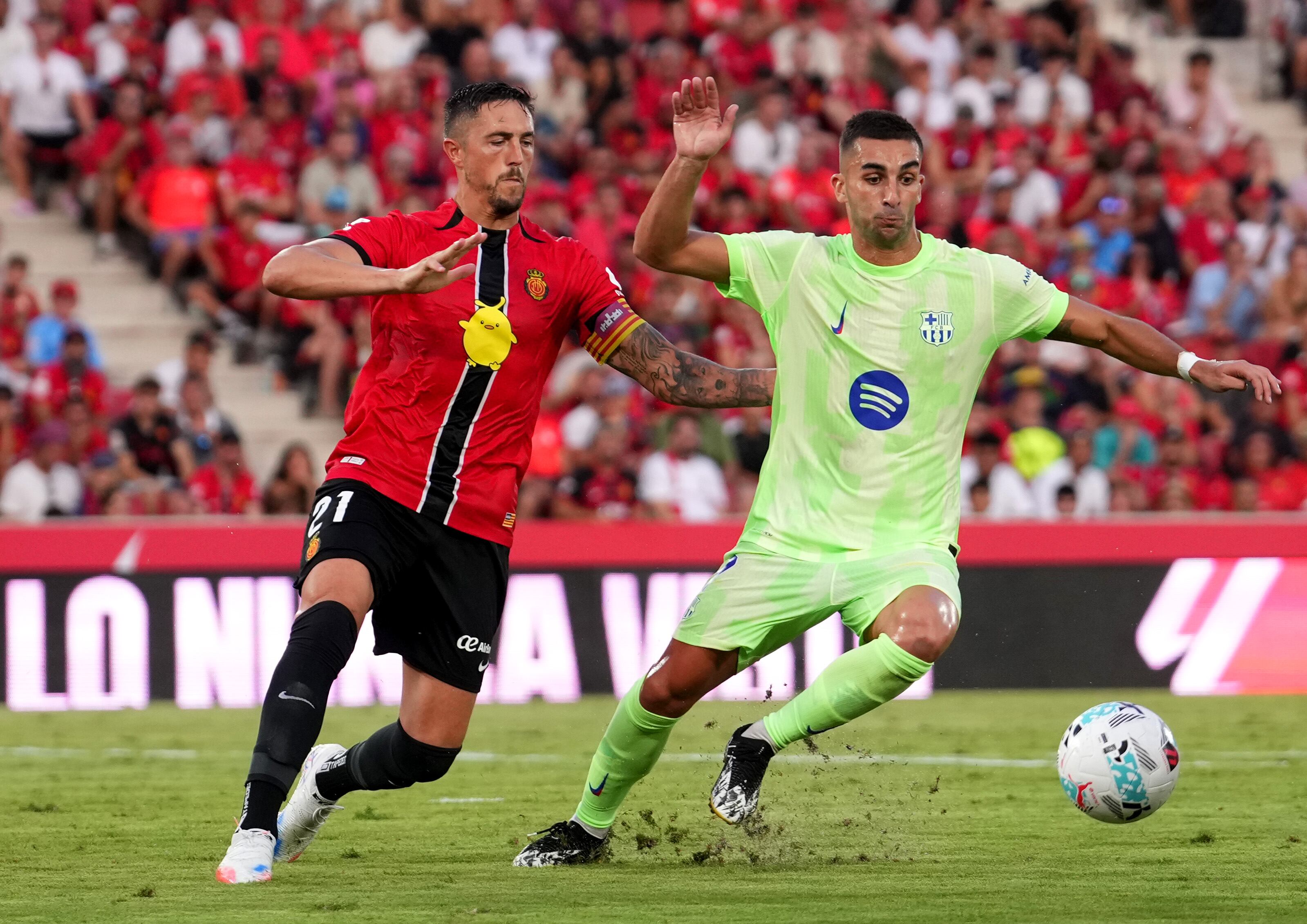 Ferran Torres con  Antonio Raillo. (Photo by Alex Caparros/Getty Images)