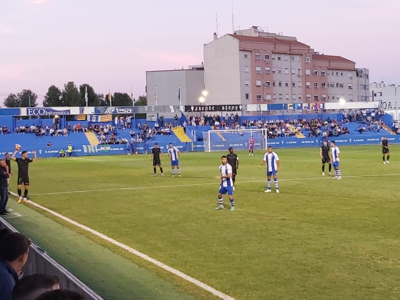 Saque de banda del Córdoba en su partido ante el CD Alcoyano en el Collao