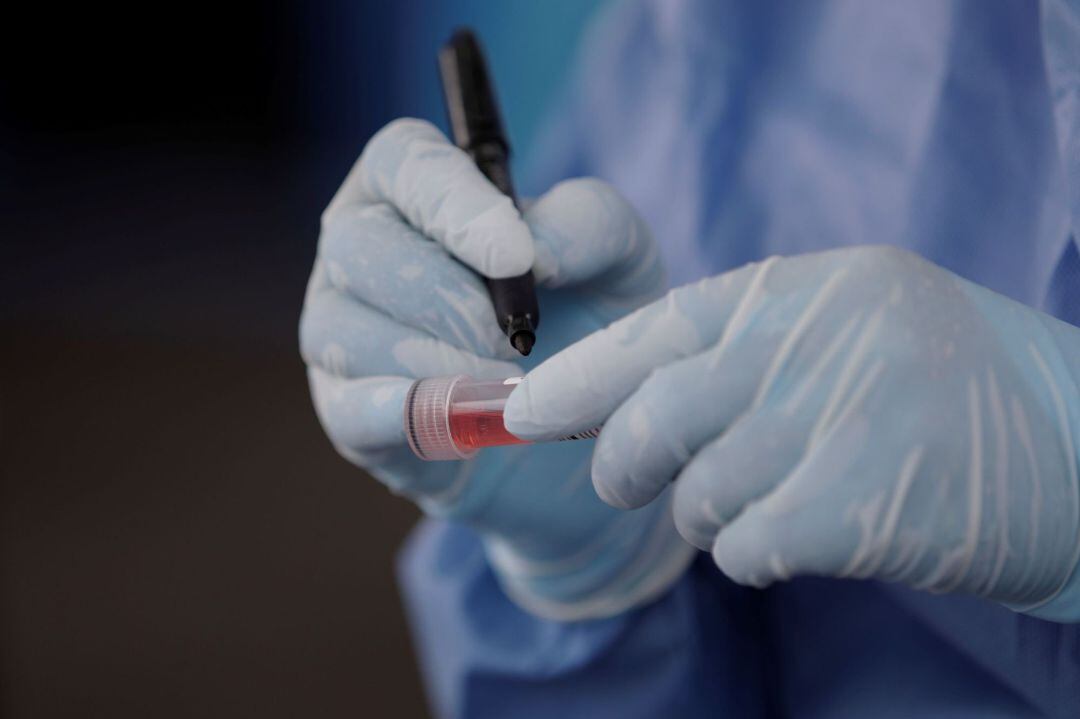 Personal médico realiza este martes pruebas de hisopados para detectar COVID-19 