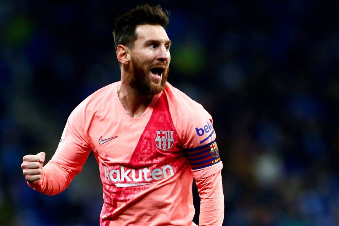 El delantero argentino del FC Barcelona Leo Messi celebra su gol, primero del equipo ante el RCD Espanyol, durante el partido correspondiente a la decimoquinta jornada de LaLiga Santander que se disputa hoy en el estadio de Cornellà-El Prat. 