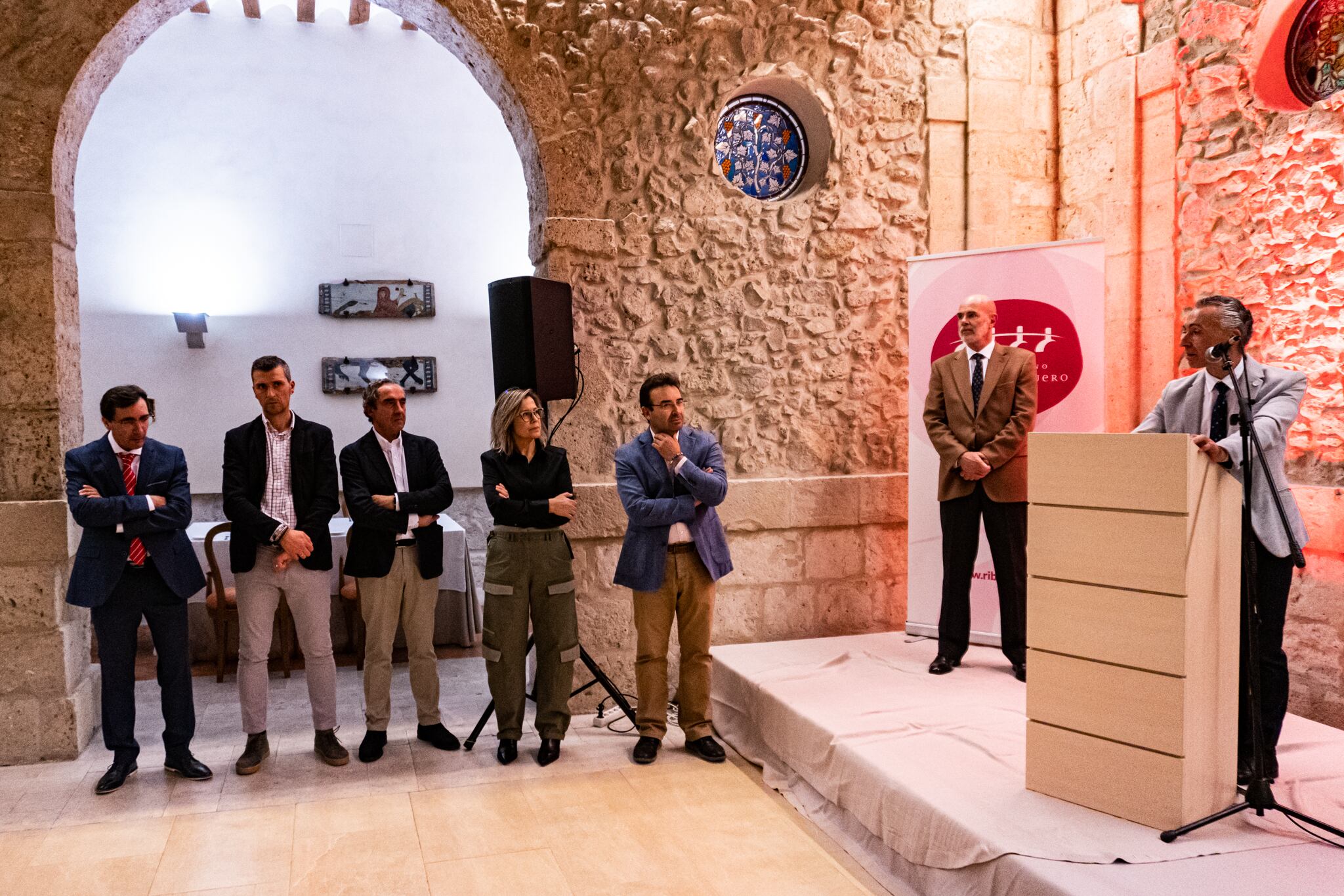 Consejeros de la Ruta del Vino Ribera del Duero escuchan al presidente del consorcio junto al galardonado como Rutero de Honor