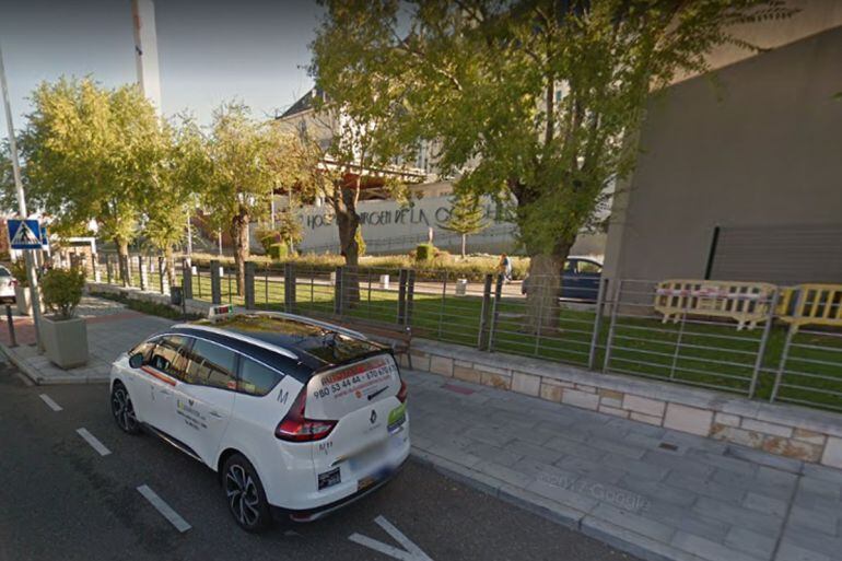 Un taxi en la parada del Hospital Virgen de la Concha