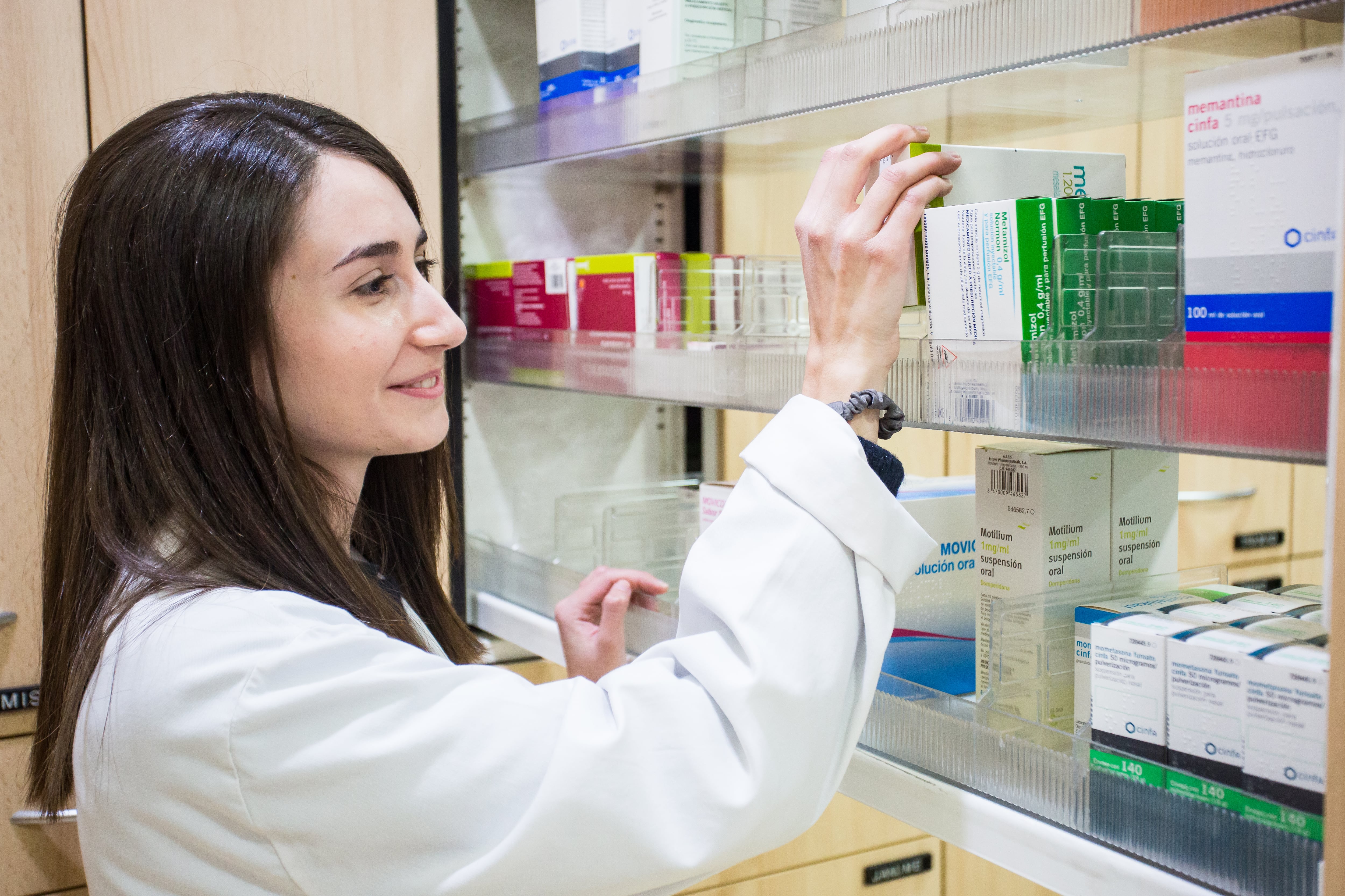 Sarah Myles Velasco, farmacéutica en la Avenida de Orihuela de Alicante. Foto: Joaquín P. Reina