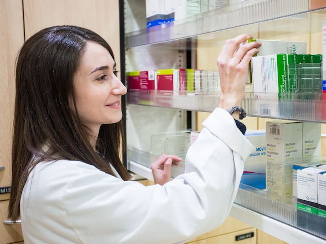 Sarah Myles Velasco, farmacéutica en la Avenida de Orihuela de Alicante. Foto: Joaquín P. Reina