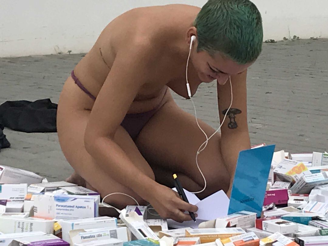 Alba Ruipérez, una joven licenciada en Bellas Artes que pasó por un proceso en el que la vida dejó de tener sentido para ella, representa una performance de denuncia en València