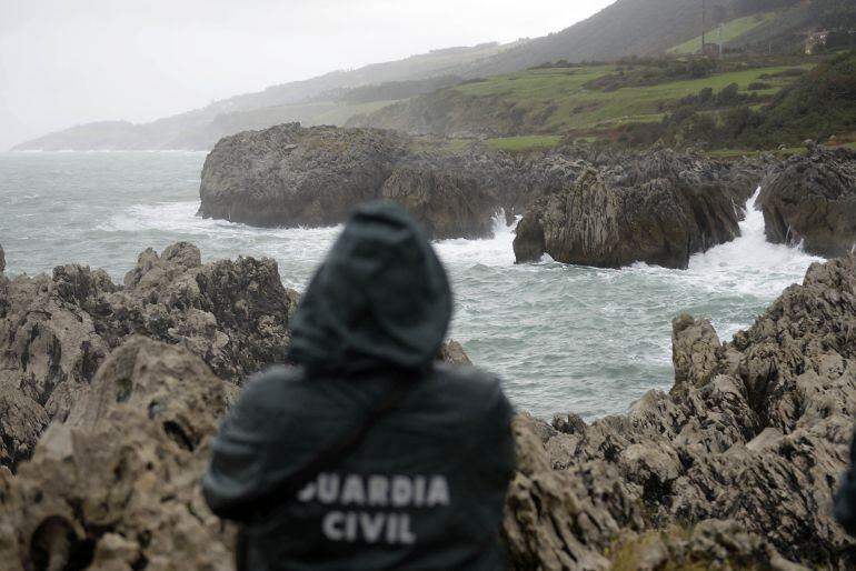 Efectivos de emergencias buscan a un hombre, de 73 años y vecino de Noja, por tierra, mar y aire que ha desaparecido mientras pescaba en una zona de rocas en el entorno de costa de la ermita de Islares, en el municipio cántabro de Castro Urdiales. El homb