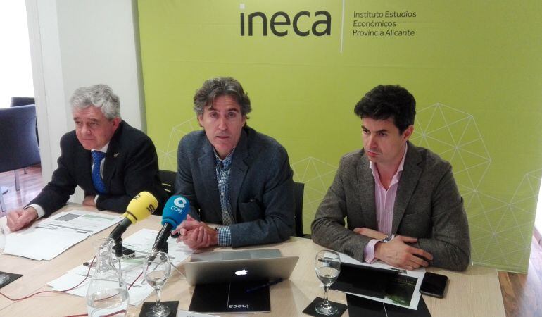 Rafael Ballester, presidente de INECA (c), con Francisco Llopis, director de Estudios (i), en la presentación del informe de Coyuntura Socioeconómica en 2017 de la provincia.