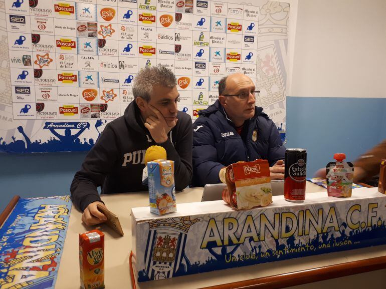 El entrenador, Javier Álvarez de los Mozos (i), en ruenda de prensa previa al duelo ante el Astorga.