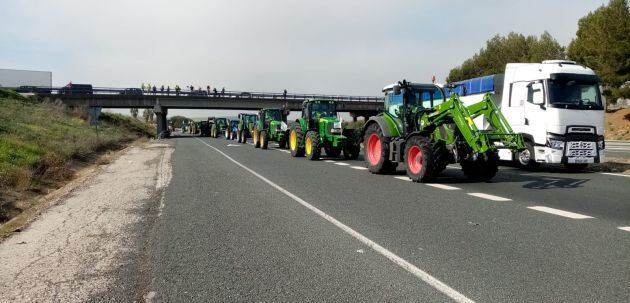 Tractores en la A-4, a la altura de Carmona